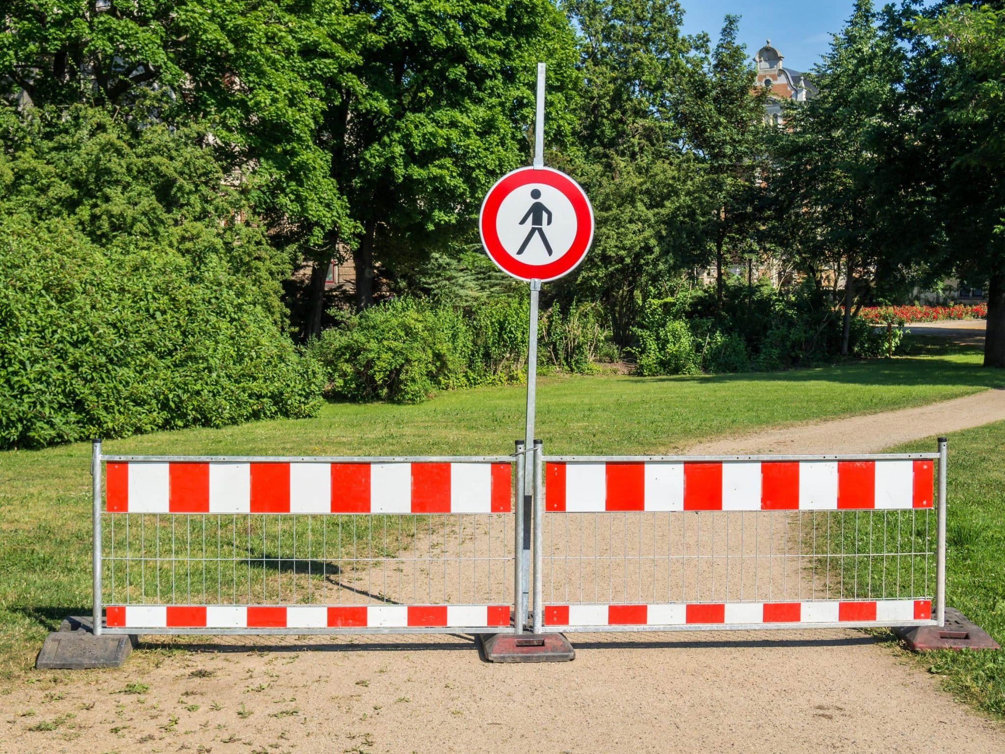 Verkehrssicherungspflicht für Immobilieneigentümer und Wohnungseigentümergemeinschaften (WEGs) - Welche Pflichten auf Grundstückseigentümer zukommen